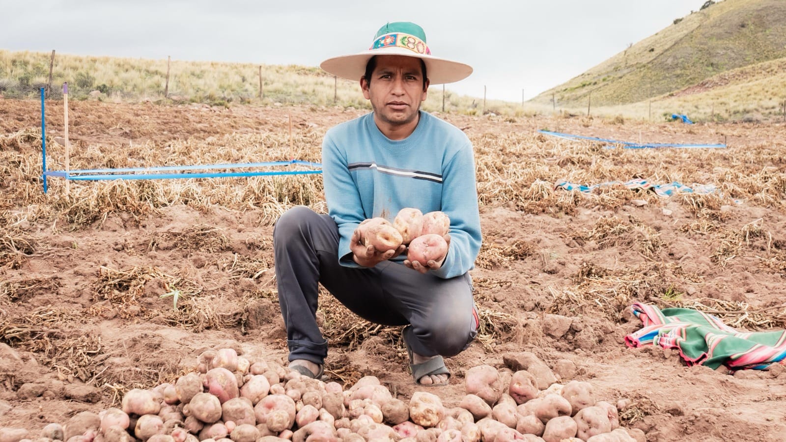 Uno de los beneficiarios de la comunidad de Orcuyo muestra su producción. Foto: IPDSA