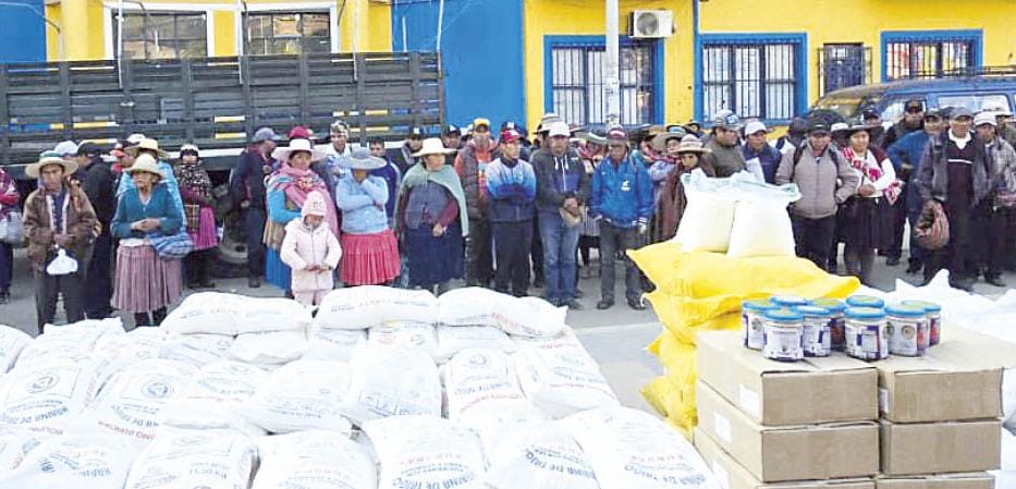 Alimentos de primera necesidad para familias damnificadas por las intensas lluvias.